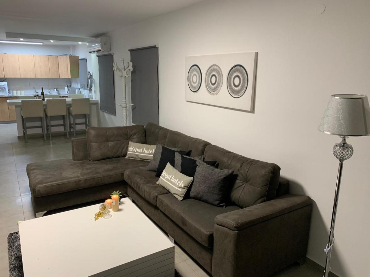 דירת 5 חדרים מול הים Appartement Bat Yam Buitenkant foto