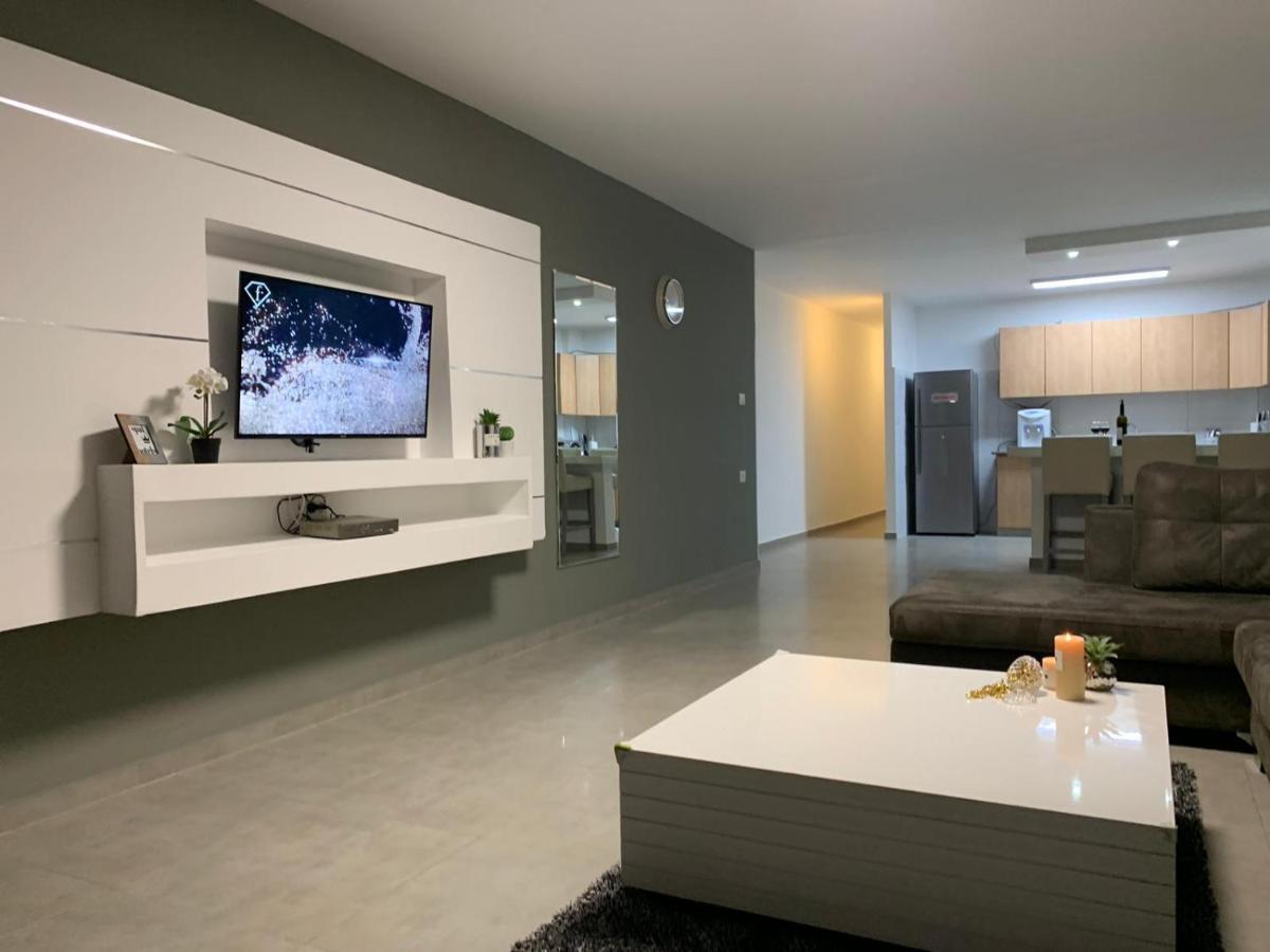 דירת 5 חדרים מול הים Appartement Bat Yam Buitenkant foto