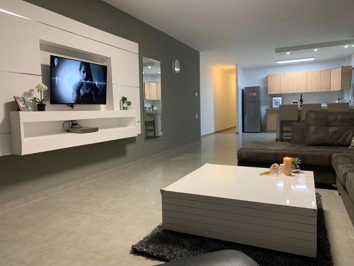 דירת 5 חדרים מול הים Appartement Bat Yam Buitenkant foto